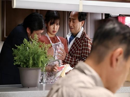 Ayah mertua mesum itu mengubah menantu perempuannya menjadi istrinya