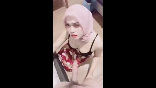 Kau terus membuatku menghisap penis mu.