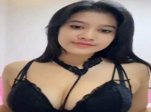 Seorang gadis cantik yang suka memamerkan tubuhnya