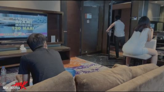 Begitu sang suami pergi dari rumah, ia langsung bercinta dengan sang pria