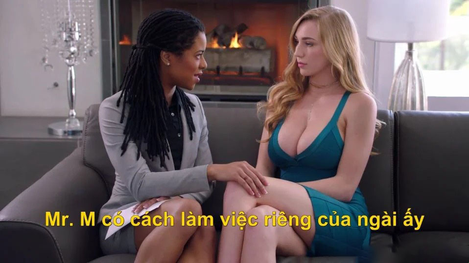 Sekretaris berpayudara besar Kendra Sunderland dan bos berkulit hitam berbadan besar