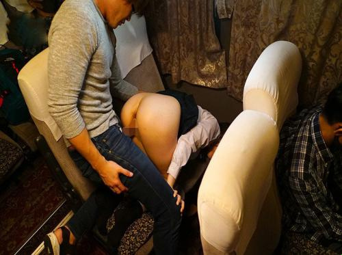 Orang mesum itu memperkosa seorang pelajar yang sedang tidur di dalam bus Orang mesum itu memperkosa seorang pelajar yang sedang tidur di dalam bus